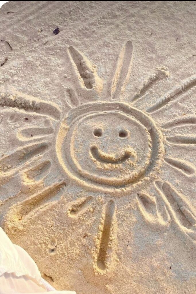 Soleil dessiné dans le sable